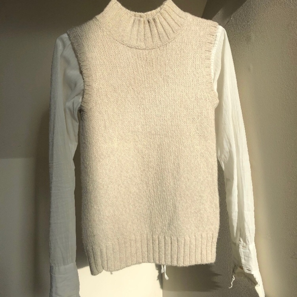 Theory Wool Alpaca oatmeal color Turtle  neck vest | xs-s